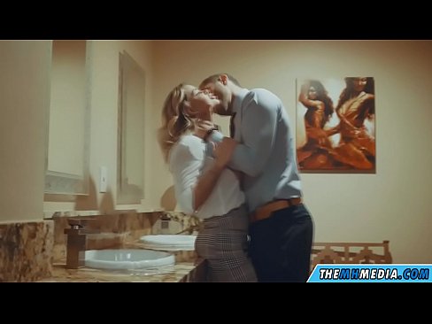 ❤️ Nigbati bilondi ti oyan ba tan ọ ni yara isinmi ti gbogbo eniyan Ibalopo ❌